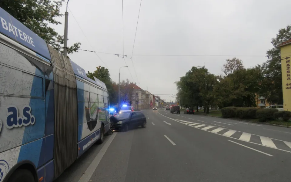 Jednačtyřicetiletý řidič naboural do trolejbusu. Nadýchal více než dvě promile