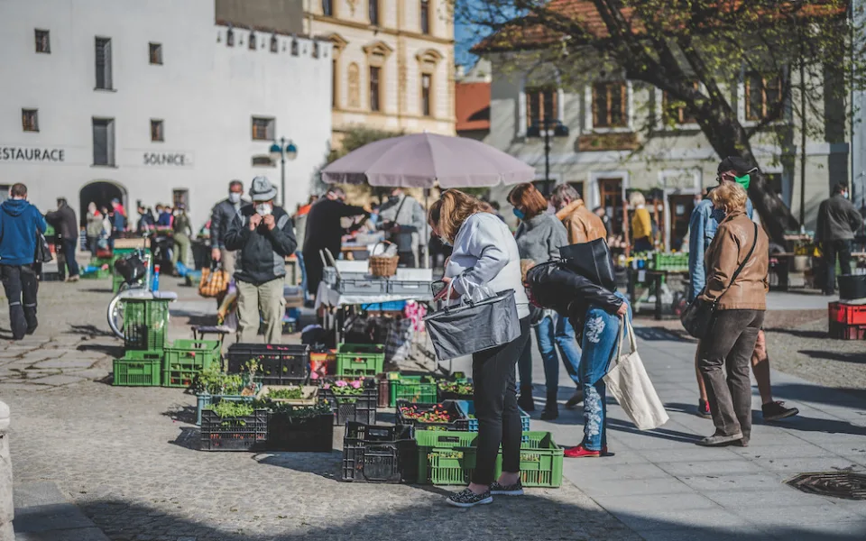 Trhy na Piaristickém náměstí město neruší. Lidé ale musí dodržovat opatření