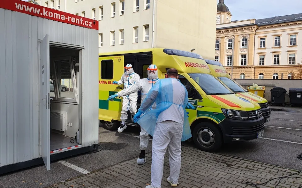 Na dispečinku záchranné služby je 50 procent zaměstnanců v karanténě