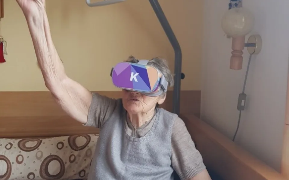 Klienti píseckého SeniorCentra cestují pomocí virtuálních brýlí