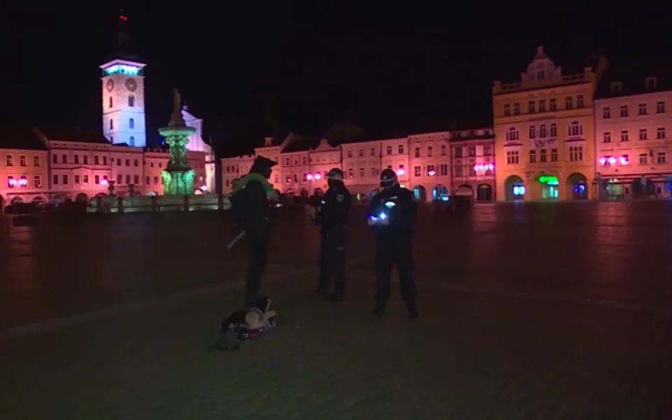 Mladík venčil na náměstí plyšového psa. Je to taková umělecká recese, řekl strážníkům