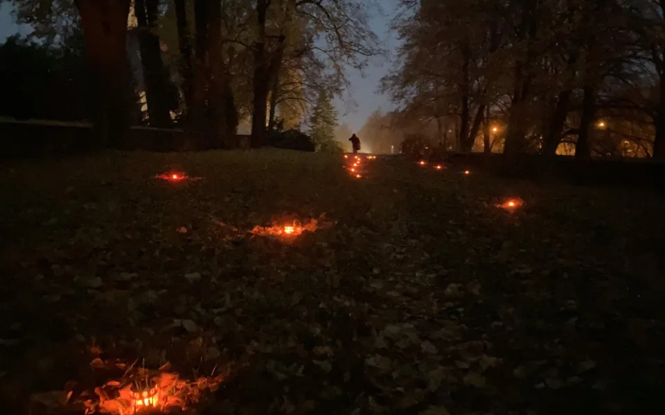 Zapálené svíčky připomněly zaniklý hřbitov v Trhových Svinech