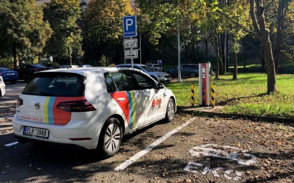 E.ON otevřel tři dobíjecí stanice v Českém Krumlově