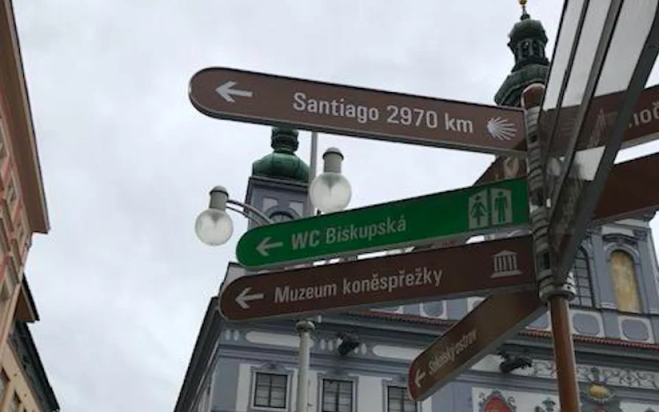 Budějovice jsou na trase Svatojakubské cesty. Poutníci to mají ke katedrále v Santiagu 2970 kilometrů.