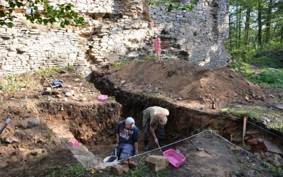 Karlův hrádek vstoupil do druhé etapy obnovy.  Jihočechům a turistům chce příští rok nabídnout  i divadelní představení a koncerty