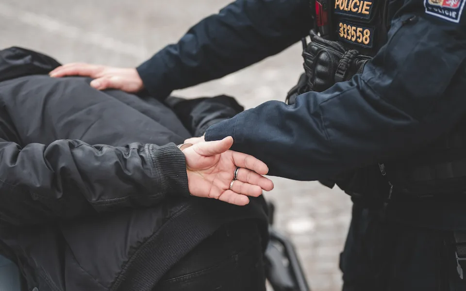 Střelec z Příbrami se ukrýval v Budějcích. Dopadla ho zásahová jednotka