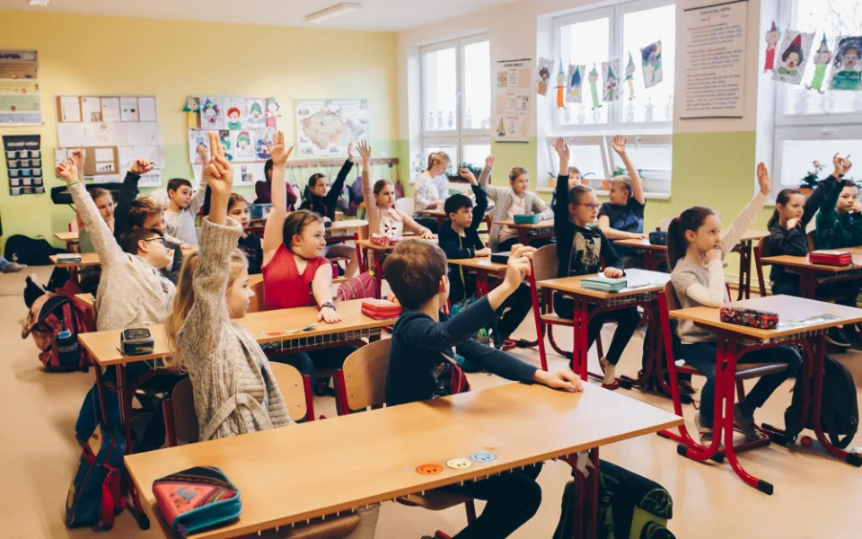 Prvňáci a druháci se vrátí do škol příští středu. Zbytek školáků čeká stále distanční výuka