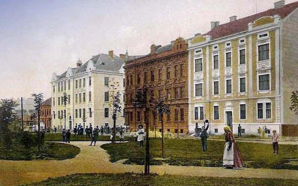 Hudení škola z roku 1908 na rohu Otakarovy a Skuherského, v popředí Palackého náměstí.