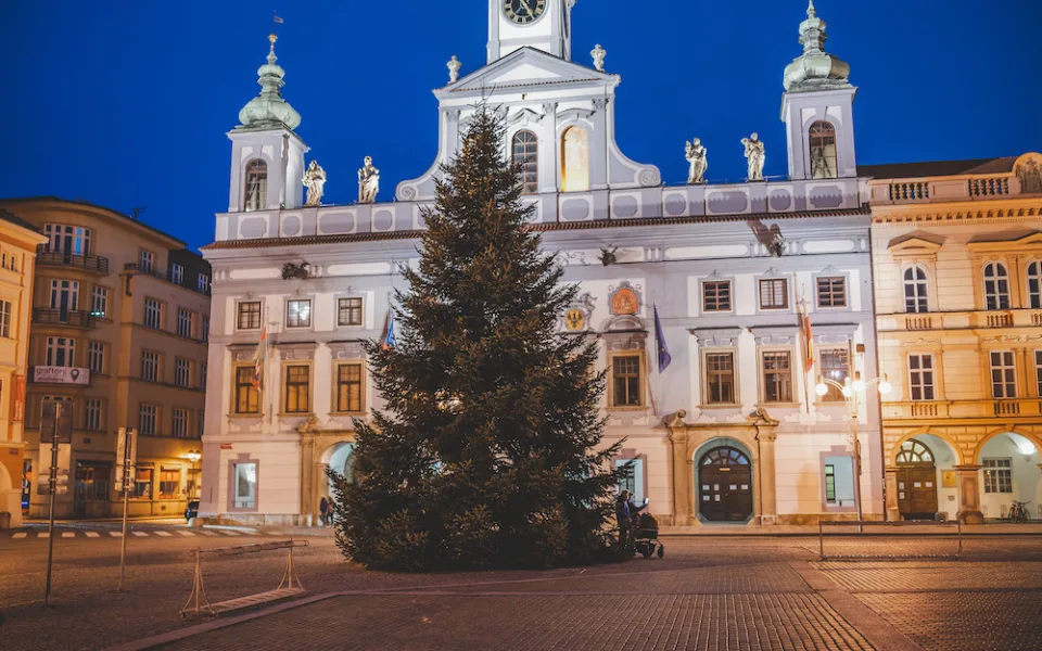 Na náměstí stojí vánoční strom. Slavnostní rozsvícení proběhne letos online
