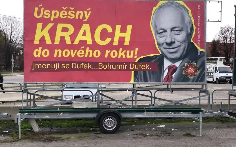 Odborář Dufek jako komunistický pohlavár. Flusnul nám do ksichtu, říká autor billboardů, které vylepil na jihu Čech