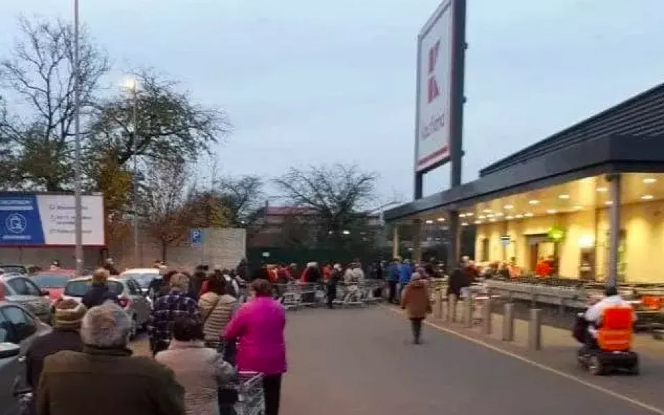 Fronta před otrokovickým Kauflandem.