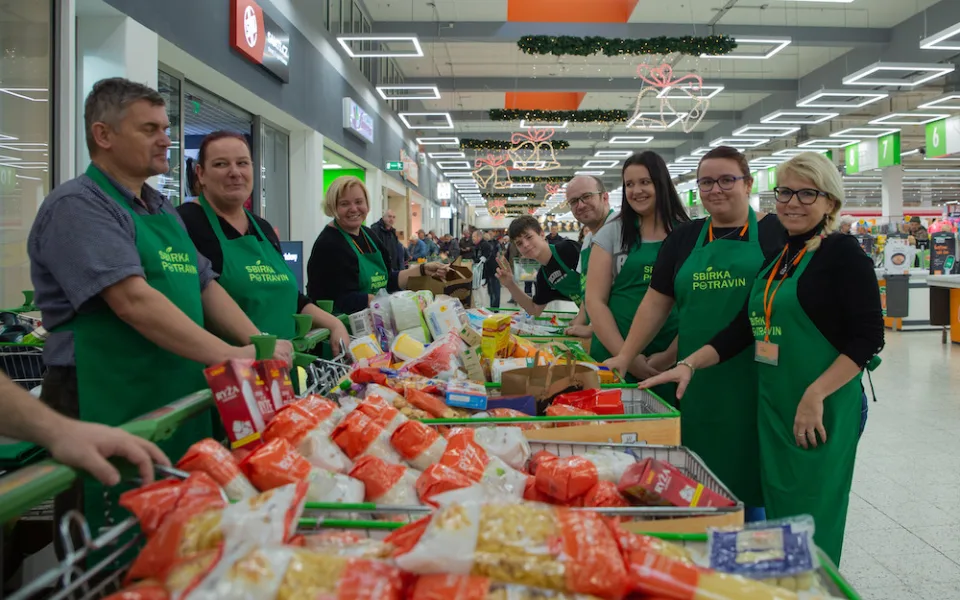 Lidé letos přispěli do sbírky potravin rekordním množstvím zboží. Vybralo se přes 400 tun