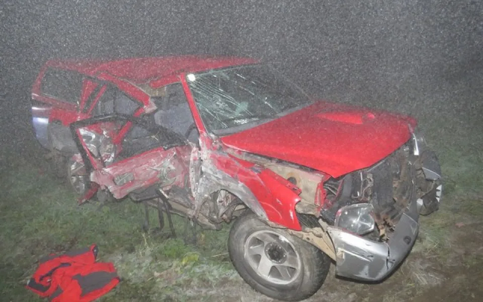 Řidička dostala smyk a nabourala do plotu a elektrického ohradníku. Pro spolujezdce musel letět vrtulník