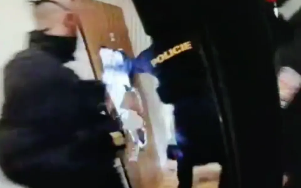 VIDEO: Silně opilý muž vyhrožoval sebevraždou. Policisté museli vyrazit dveře, aby se k němu dostali