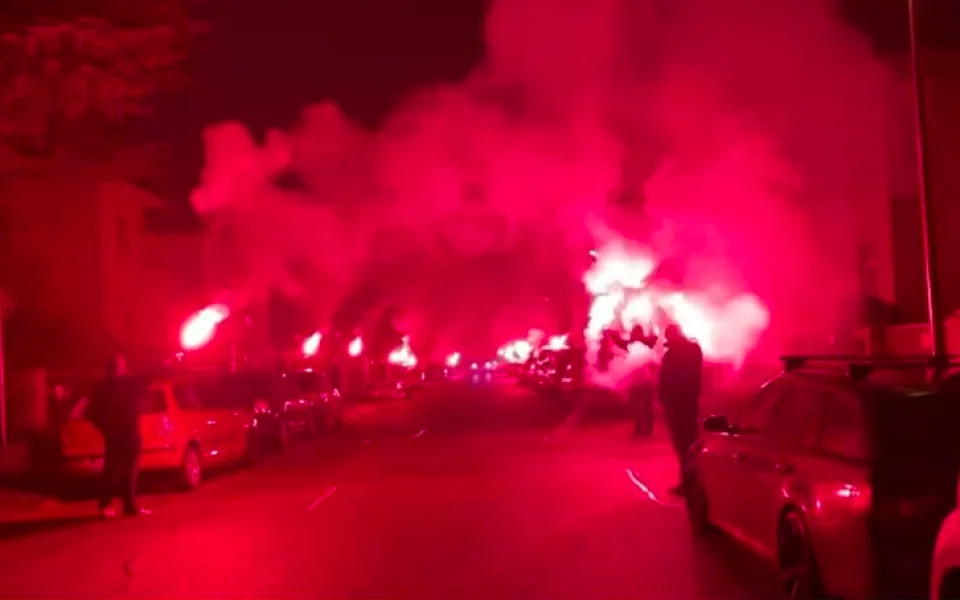 Fanoušci Dynama vítali hráče světlicemi. Sledování utkání zpoza stadionu se neobešlo bez příjezdu polici.