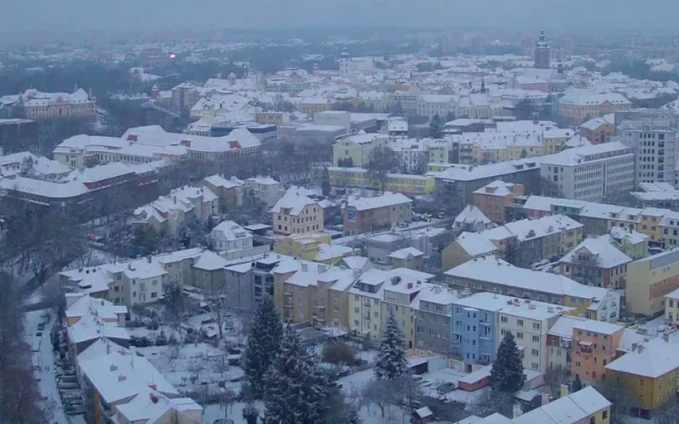 Dopravu na jihočeských silnicích někde komplikuje sníh.