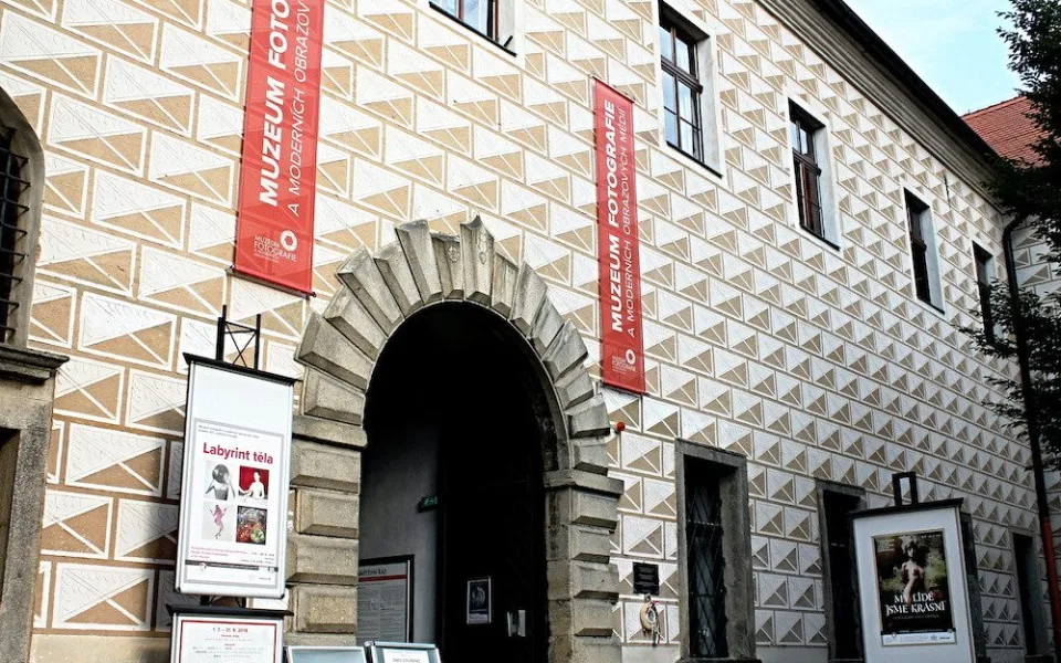 Muzeum fotografie a moderních obrazových médií a Dům gobelínů, kulturních tradic a řemesel v Jindřichově Hradci znovu otevřely své brány veřejnosti