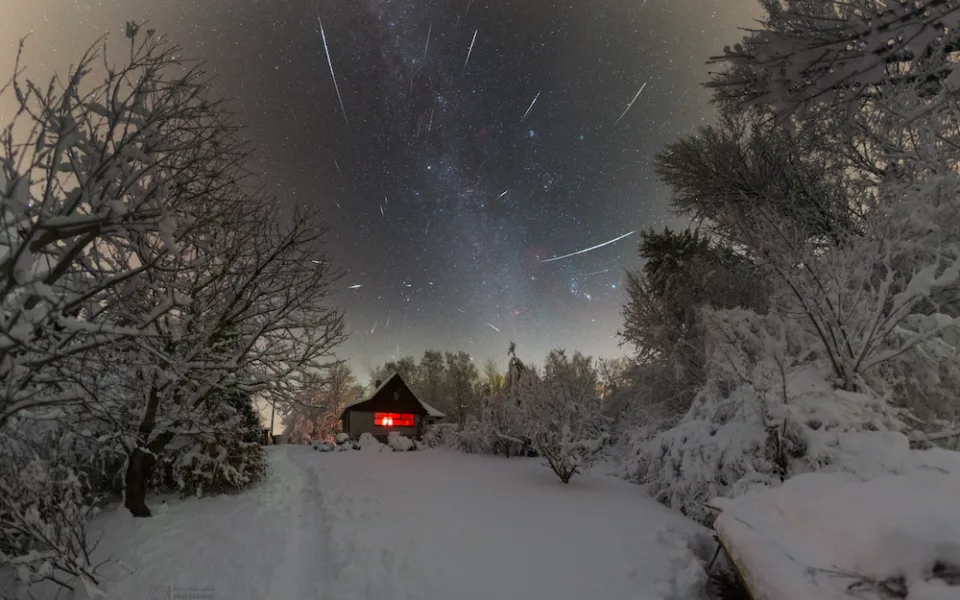 Maximum Geminid v roce 2018 nad zasněženou chatou v Železných horách. Foto: Petr Horálek.
