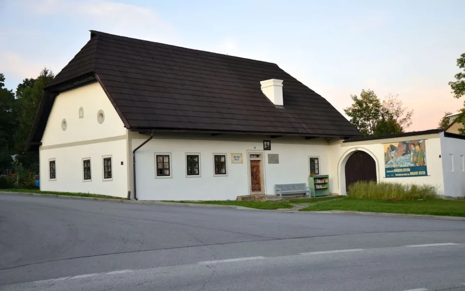 Kdo se vydá po stopách „básníka Šumavy“, může začít přímo tam, kde se narodil