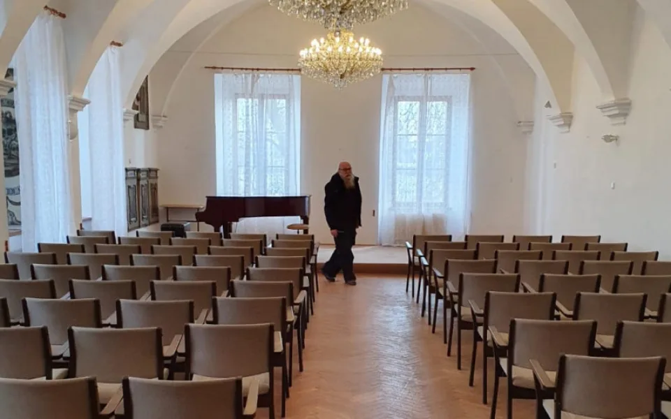 Základní umělecké školy v Jihočeském kraji získají dva klavíry od Nadace Karel Komárek Family Foundation