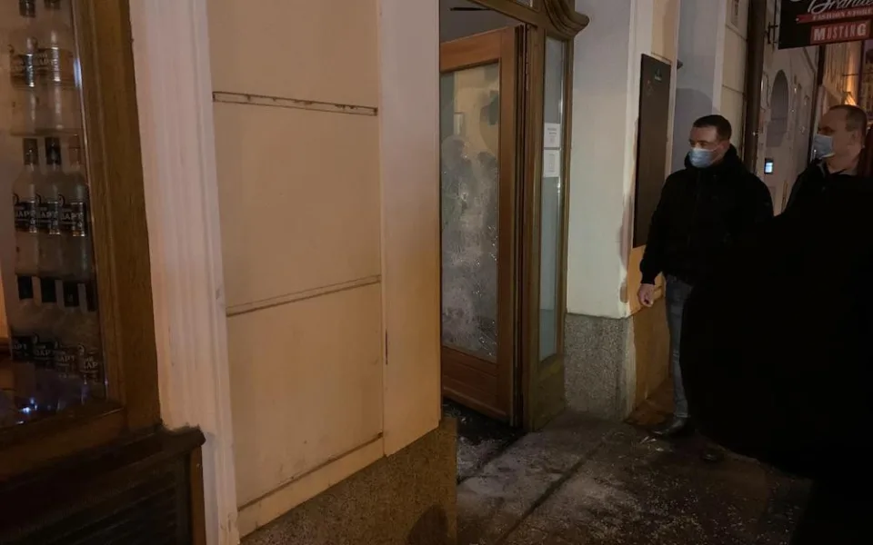 Policie v centru města rozpustila tajnou party. V baru bylo téměř třicet hostů