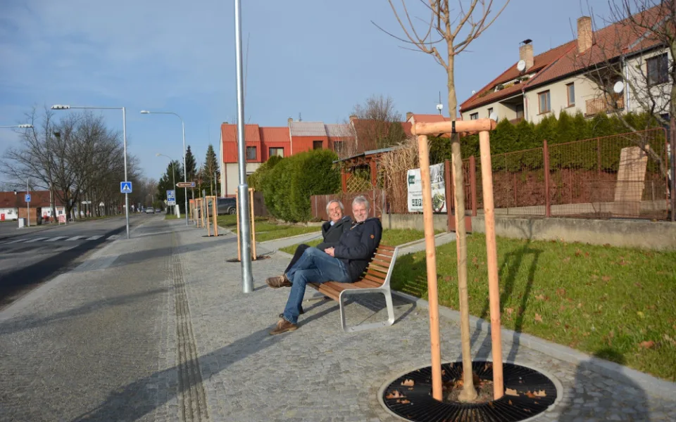 Z centrálního parkoviště pohodlněji a ve stínu. Hluboká opravila jednu z hlavních tras