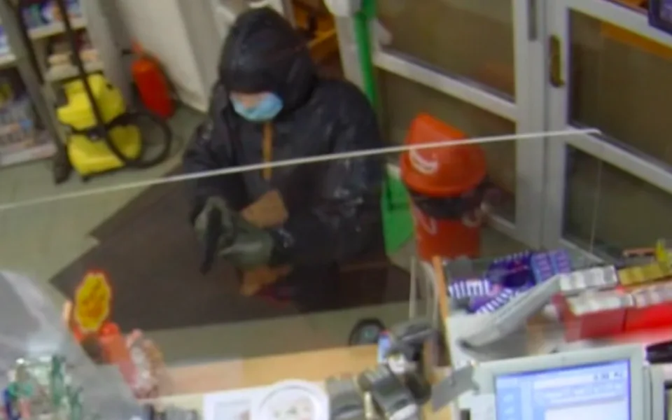 VIDEO: Muž s maskou a rouškou přepadl benzinu v Prachaticích. Na obsluhu mířil zbraní