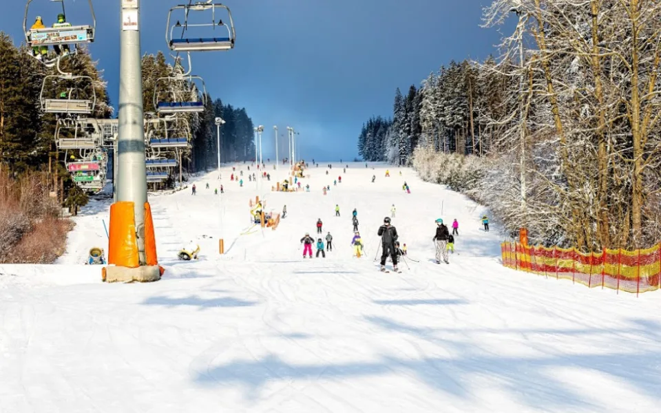 Skiareál Lipno zahájil sezonu. V provozu je přes pět kilometrů tratí