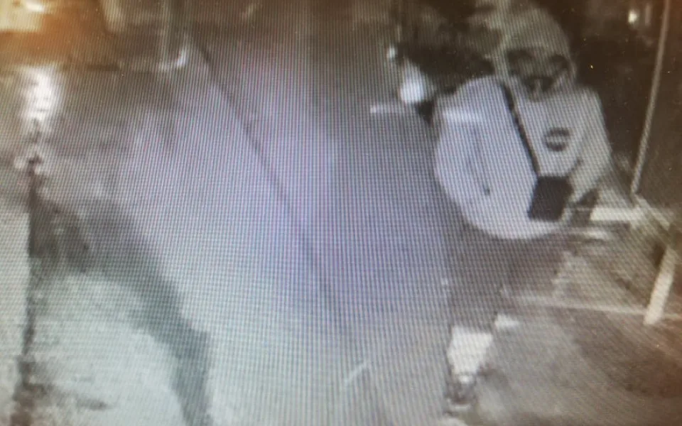 Policie pátrá po dvou mužích z videozáznamu. Potřebuje jejich svědectví