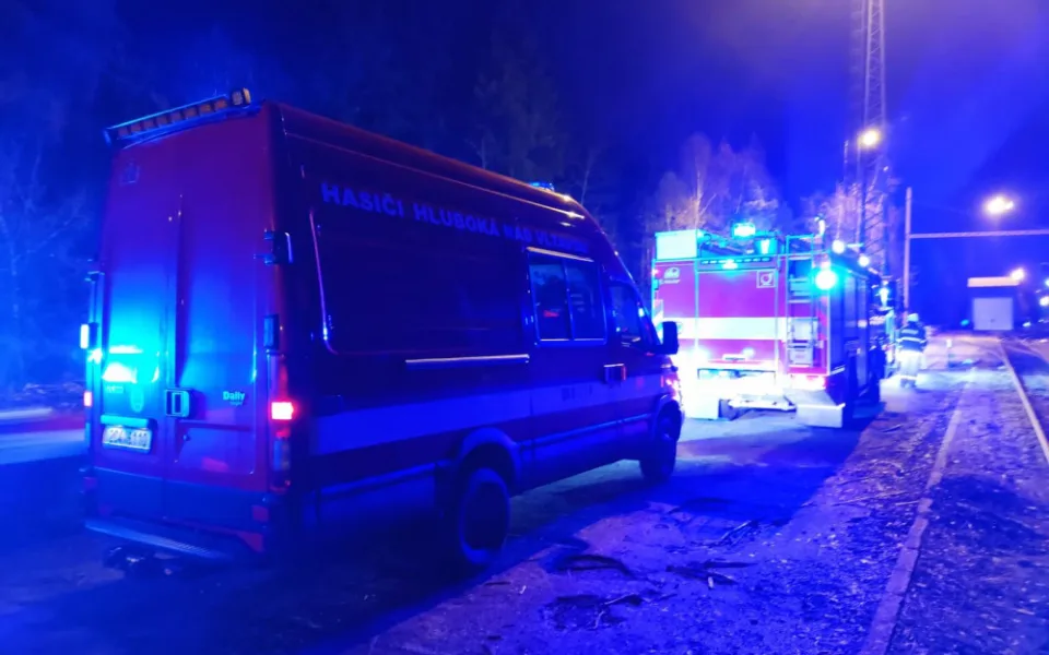 Opravy trati u Hluboké, kde vykolejil rychlík, budou asi do úterý.