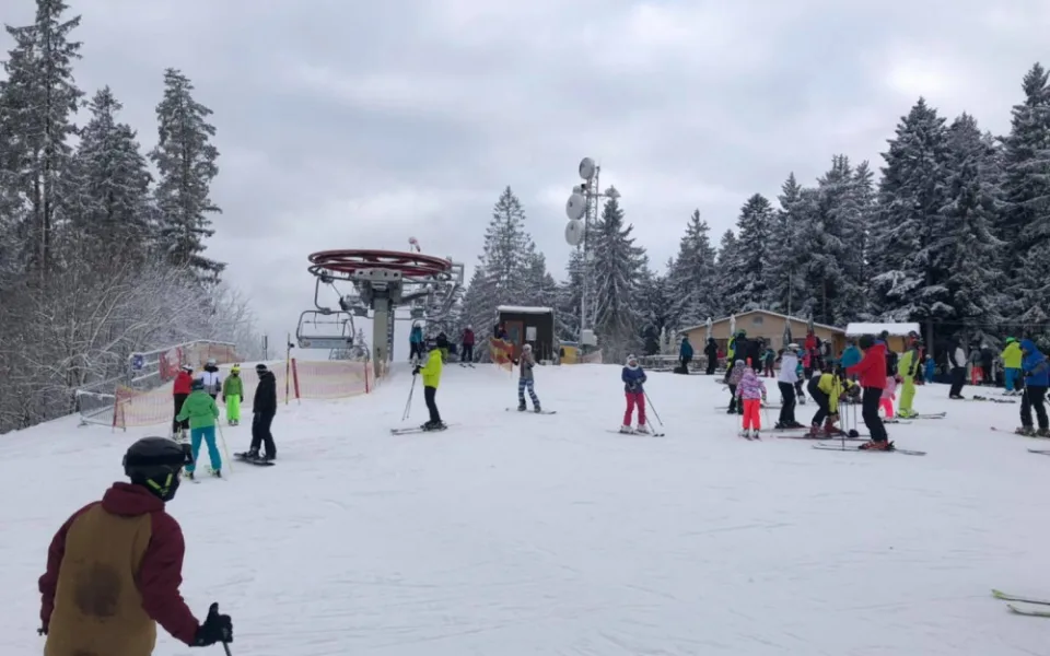 Lyžařské areály na jihu Čech praskaly ve švech. Na Lipno vyrazily tisíce lidí
