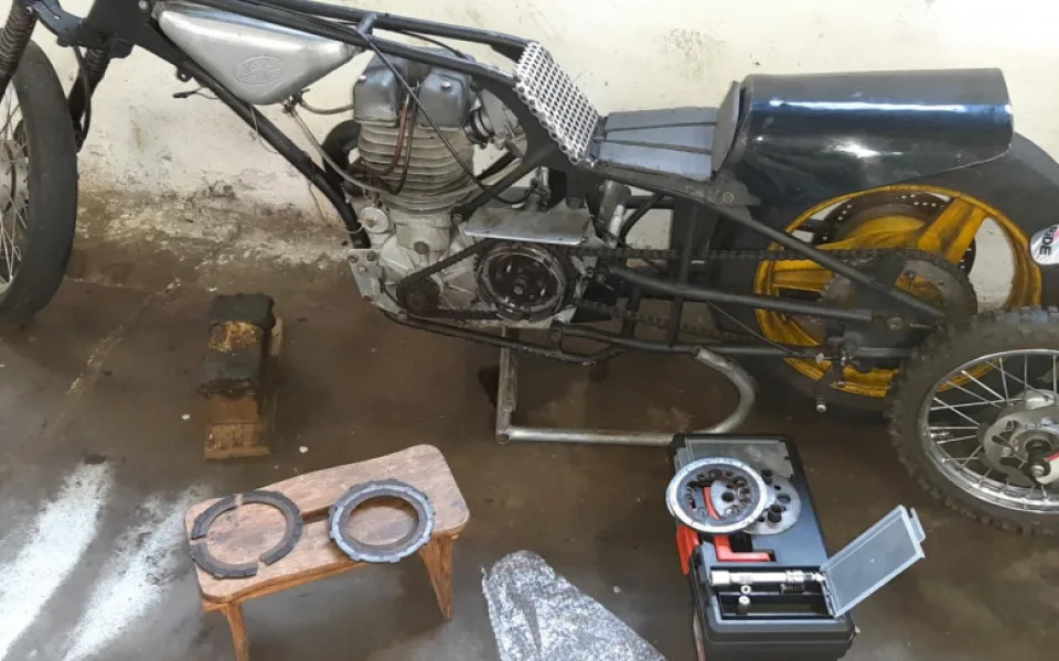 Policie pátrá po speciálně upraveném motocyklu. Zmizel z garáží na jihu Čech.