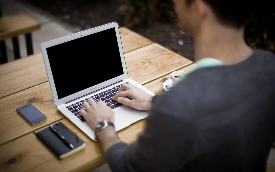 Lidé chtějí jako benefit příspěvek na mobil či notebook