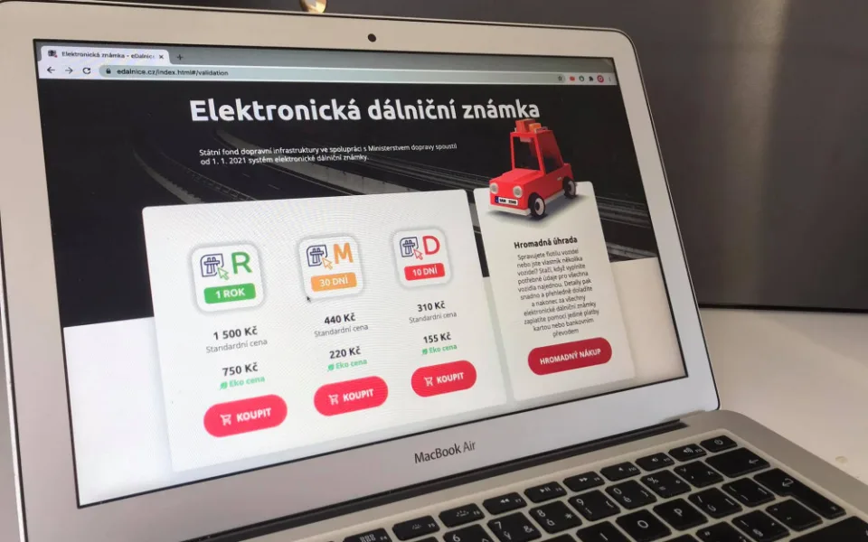 Nalepovací dálniční známky jsou minulostí, ode dneška se prodávají jen elektronické.