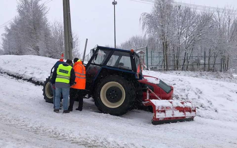 Ženu na Prachaticku zachytil traktor s pluhem. Na místě zemřela