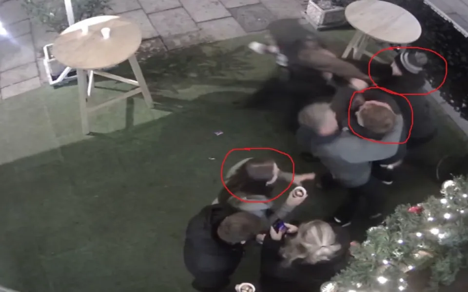 Policie řeší rvačku v centru města. Hledá svědky