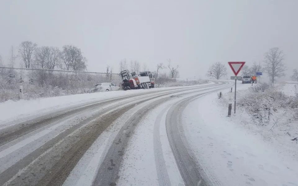 Hasiči odklízeli od rána desítky popadaných stromů. Silnice na jihu Čech jsou sjízdné s opatrností