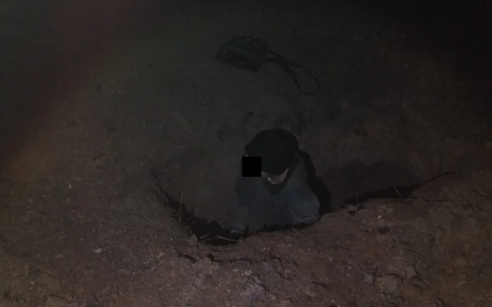 VIDEO: Policisté chytili u Nesměně kopáče vltavínů. S jejich dopadením pomohli psi