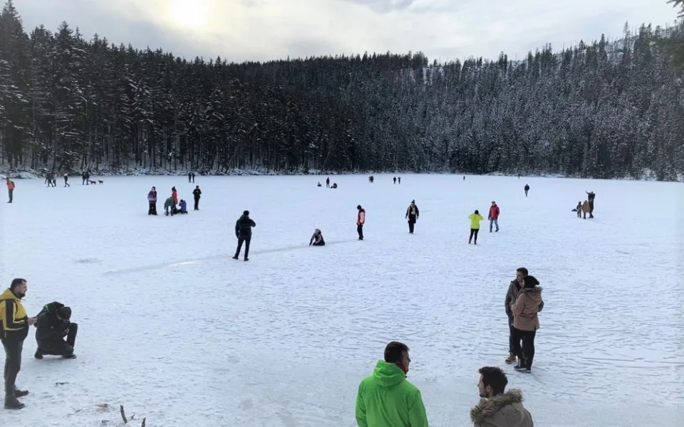 Neskutečná hloupost! I dnes se lidé klouzali na Čertově jezeře a padaly za to tučné pokuty