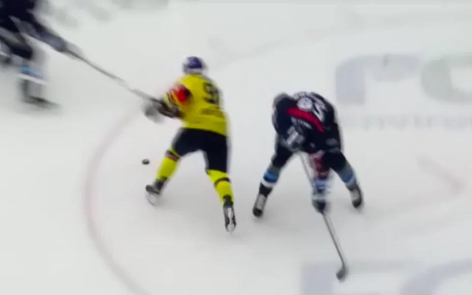 Hokejista Doležal přijde o deset procent ze základního měsíčního platu za nafilmovaný pád.