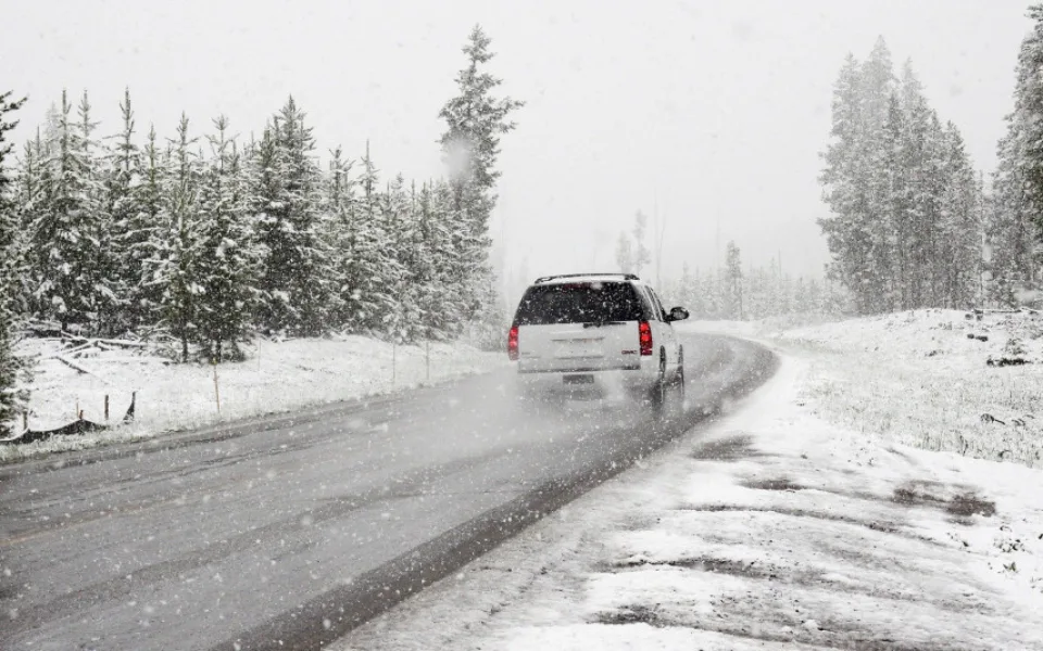Meteorologové varovali před sněžením a náledím. Výstraha platí pro celý kraj