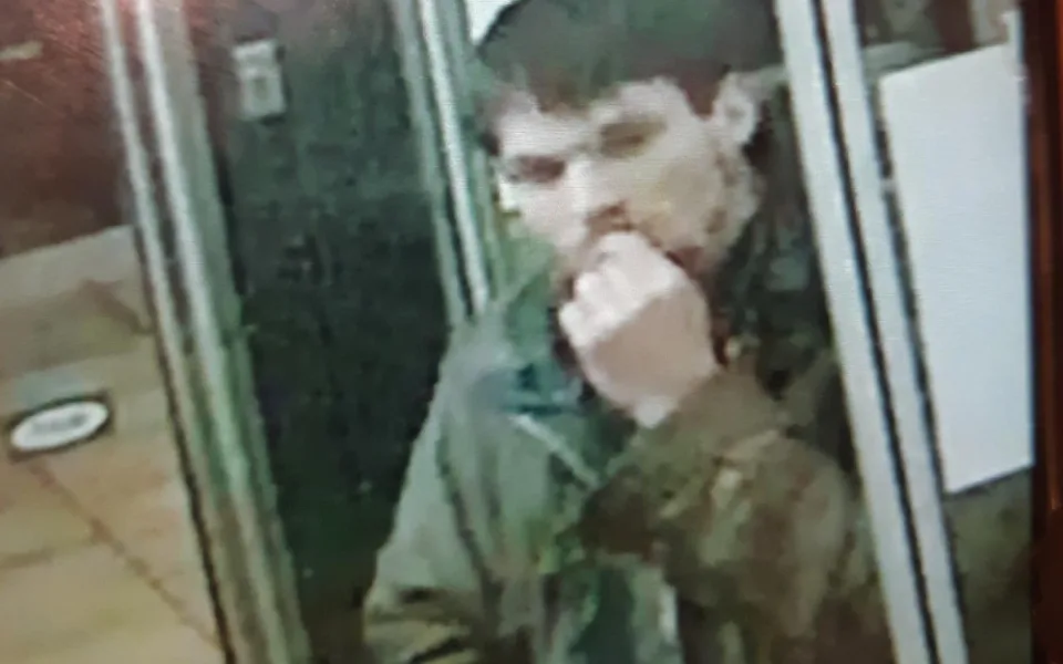 Policie pátrá po muži z kamerových záznamů. Mohl by pomoci s rozluštěním případu.
