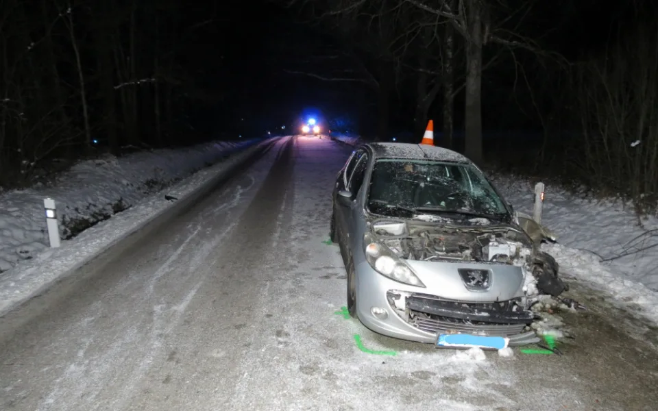 Vážná nehoda u Třeboně. Osobní automobil se střetl s malým neosvětleným motocyklem.