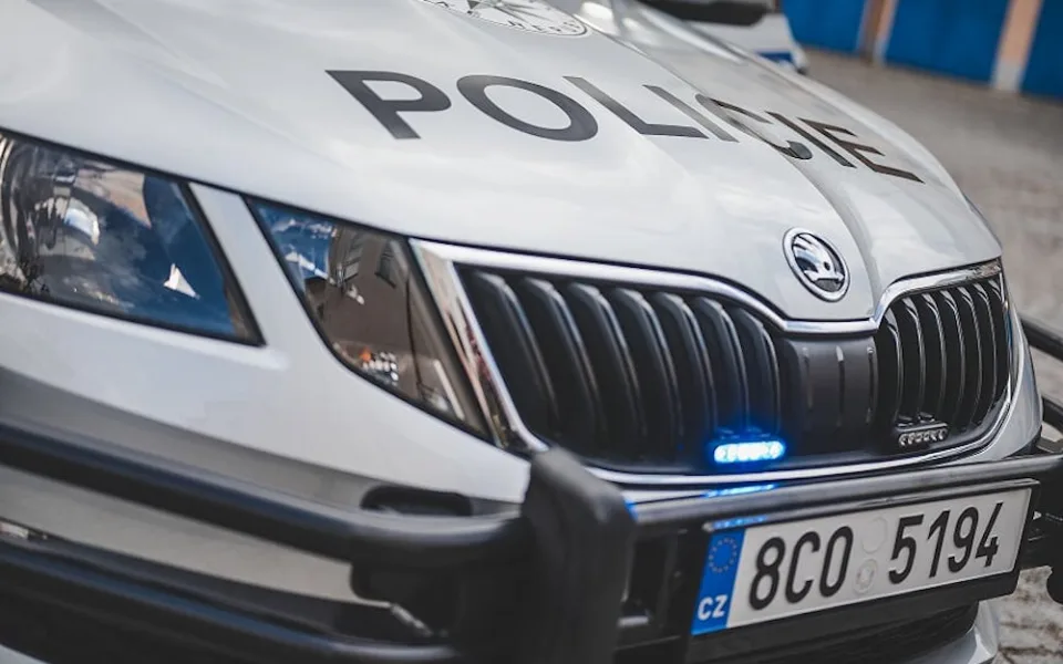 Řidič srazil na křižovatce cyklistu. Policie hledá svědky nehody