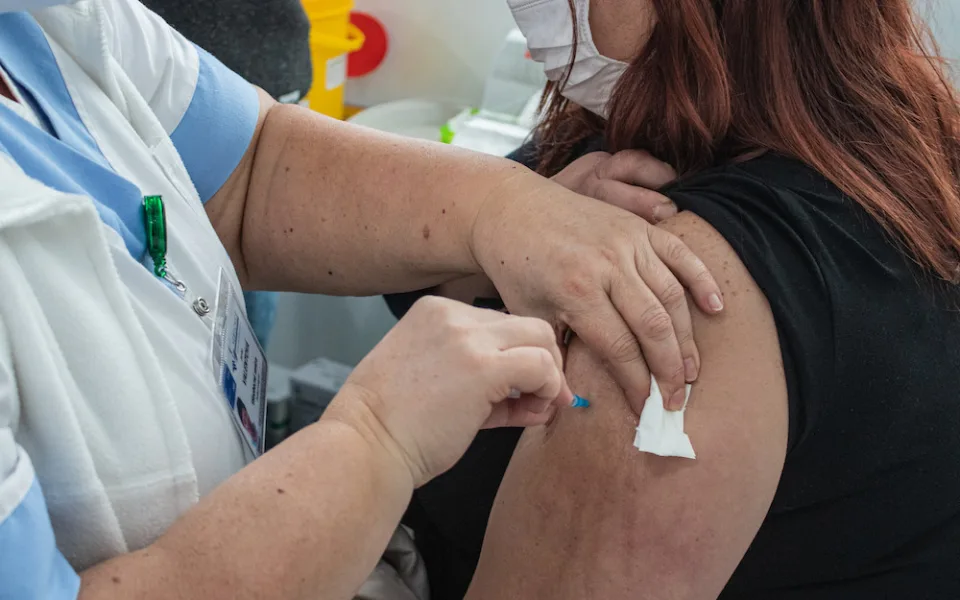 Registrační systém k očkování se od února nebude otevírat pro lidi pod 80 let
