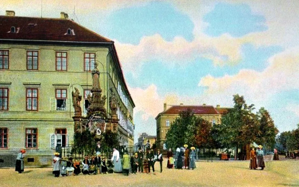 Mariánské sousoší na Mariánském náměstí, v pozadí Lobkovické náměstí za c. k.