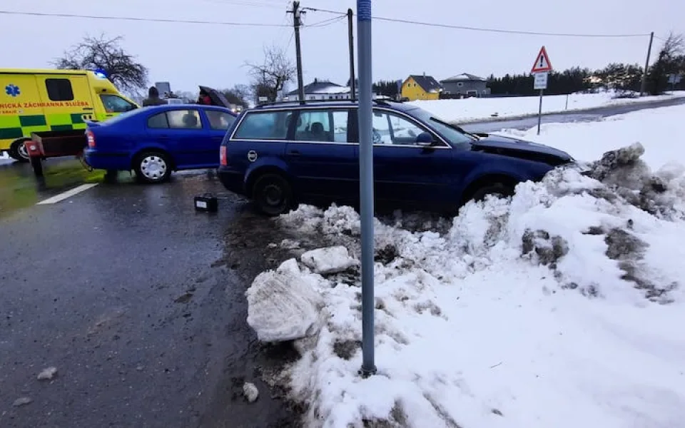 VIDEO: Zraněného řidiče museli z auta vyprostit hasiči