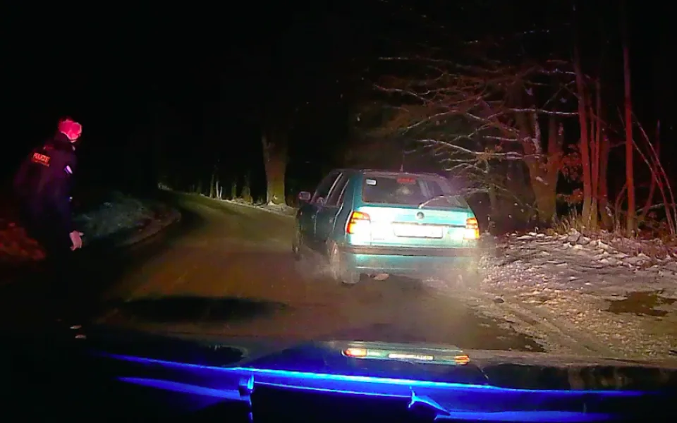 Opilý řidič Felicie způsobil nehodu, poté ujížděl policistům