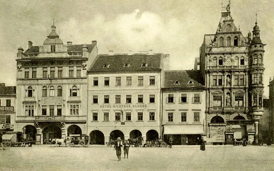 Východní strana náměstí, malý dům před rokem 1908.