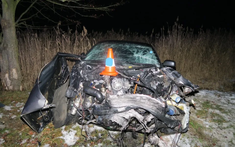 Mladík nedal přednost na křižovatce a narazil do SUV. Řidič z něj utrpěl těžká zranění